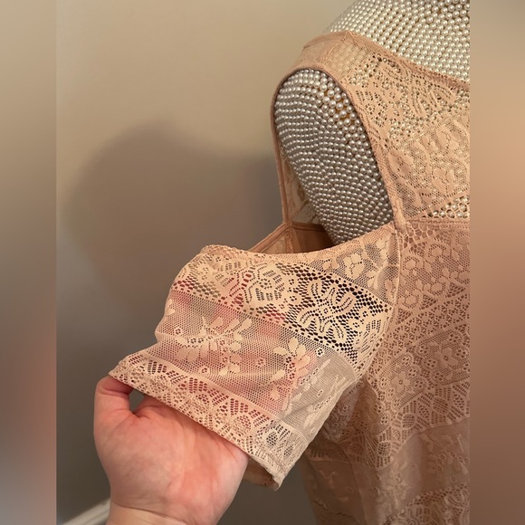 Torrid cold shoulder lace tank top rose gold/blush size 2X - Picture 5 of 9